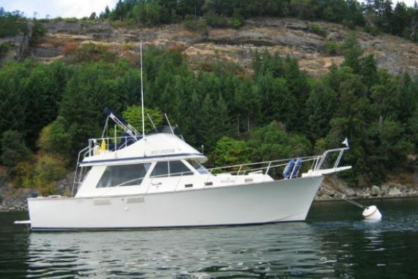 37' Tollycraft Sedan Bridge - Van Isle Marina