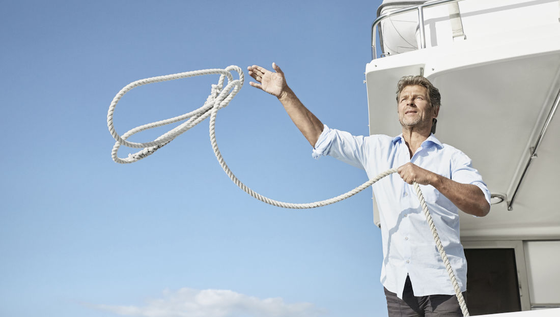 throwing line from yacht