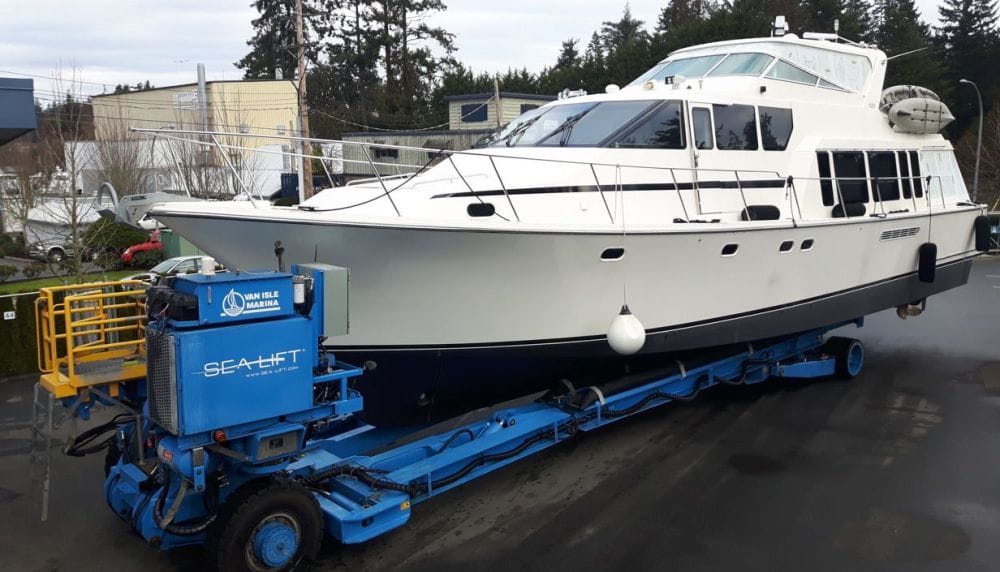 hauling out yacht
